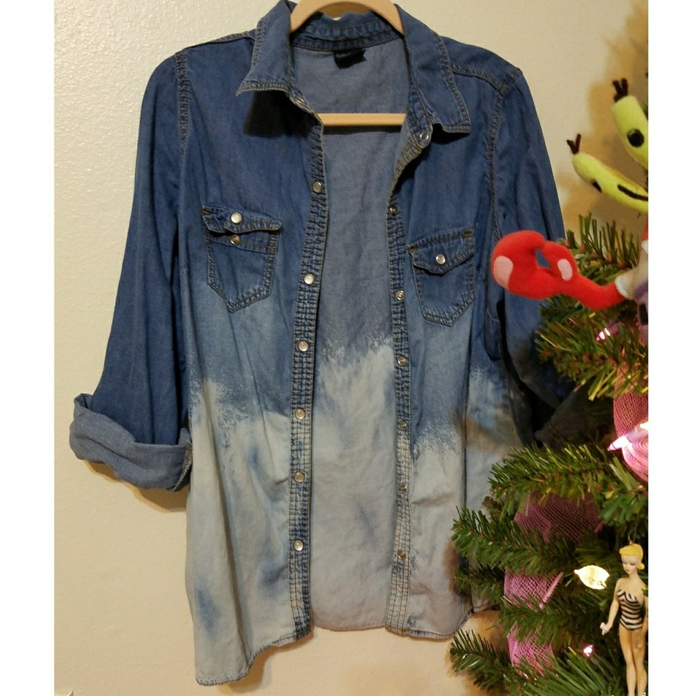 🛑SOLD🛑 Ombre Chambray Top - Picture 1 of 3