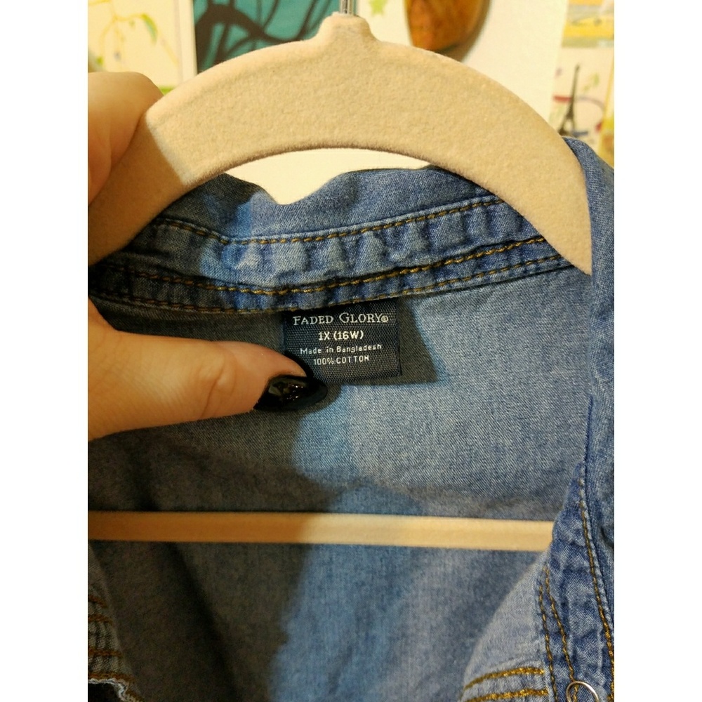 🛑SOLD🛑 Ombre Chambray Top - Picture 2 of 3