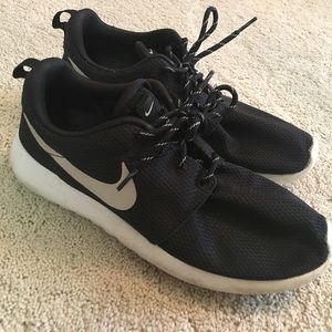 NIKE ROCHE IN BLACK