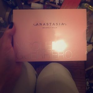 Anastasia Nicole Guerriero Glow Kit