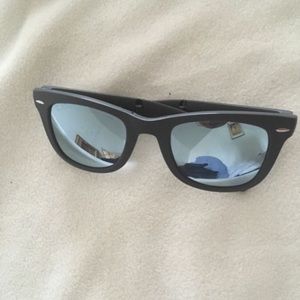 RAY BAN FOLDING WAYFARER SUNGLASS.