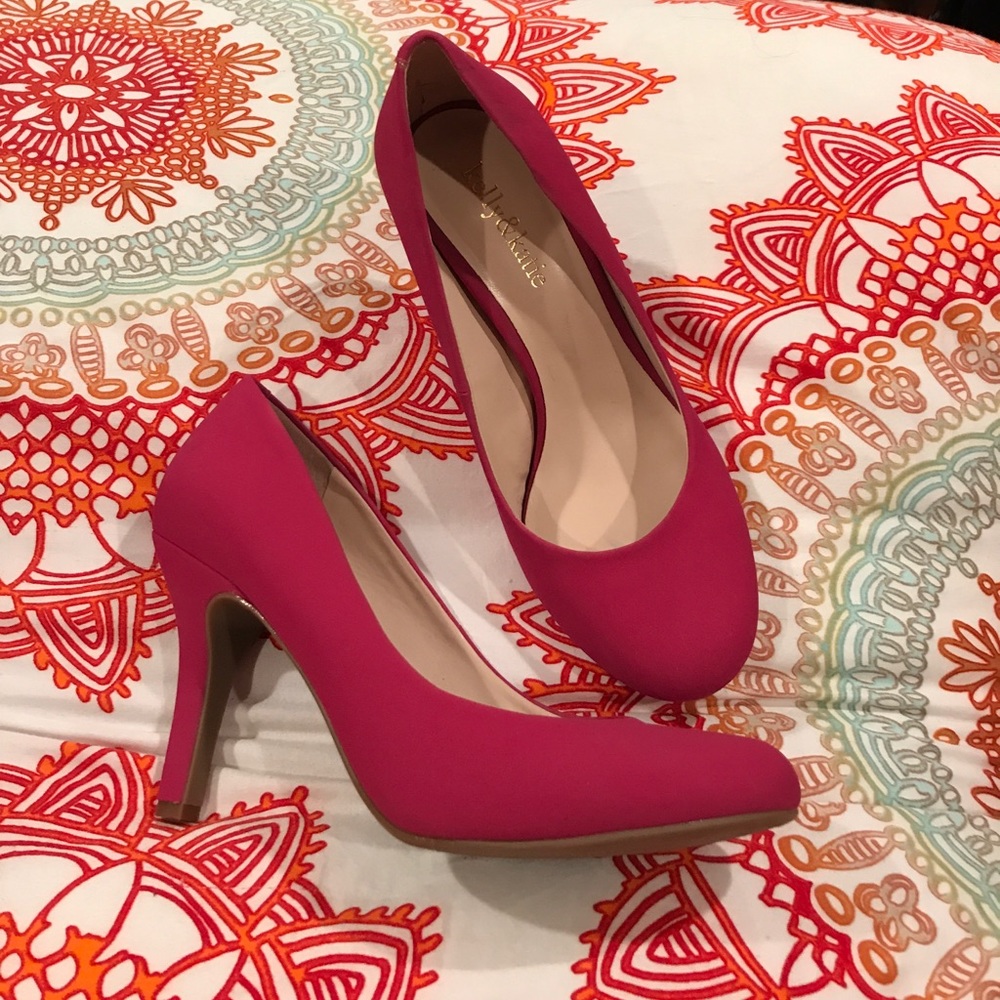 Magenta pumps