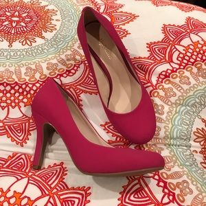 Magenta pumps