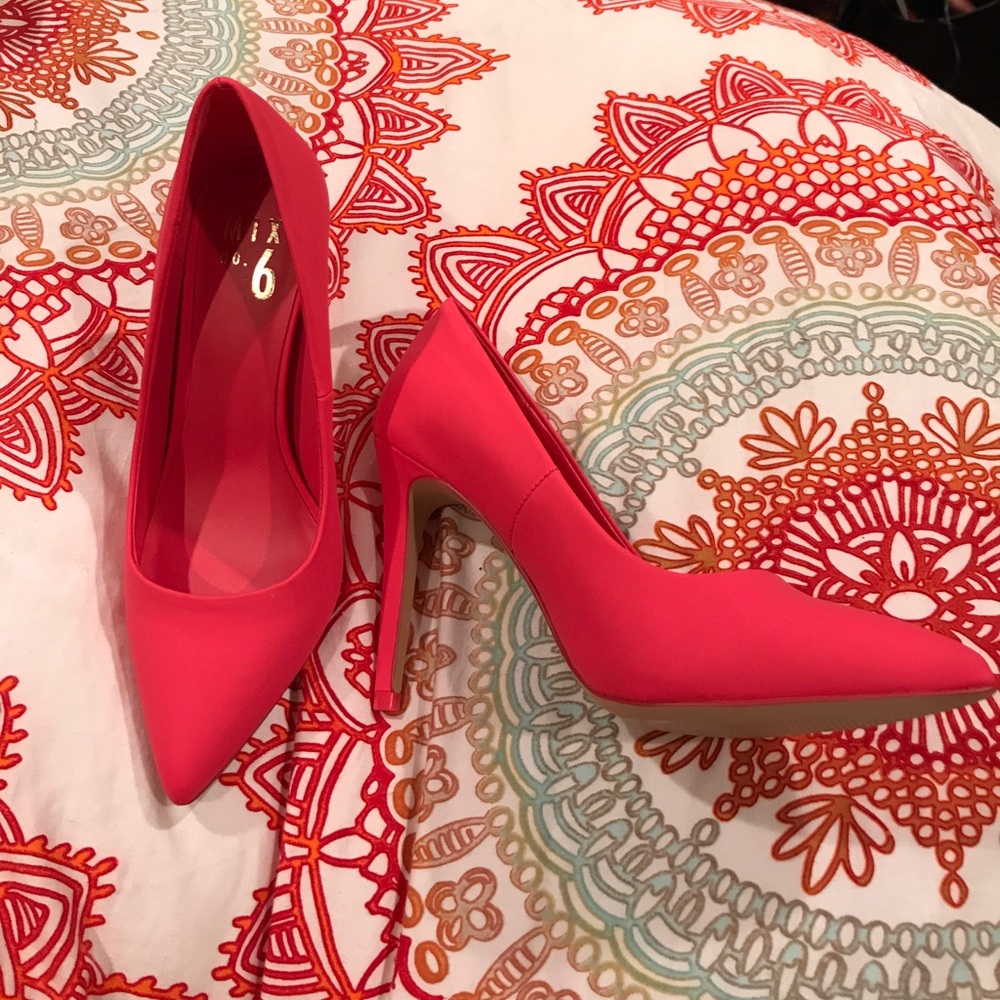 Brand new fluorescent pink pumps