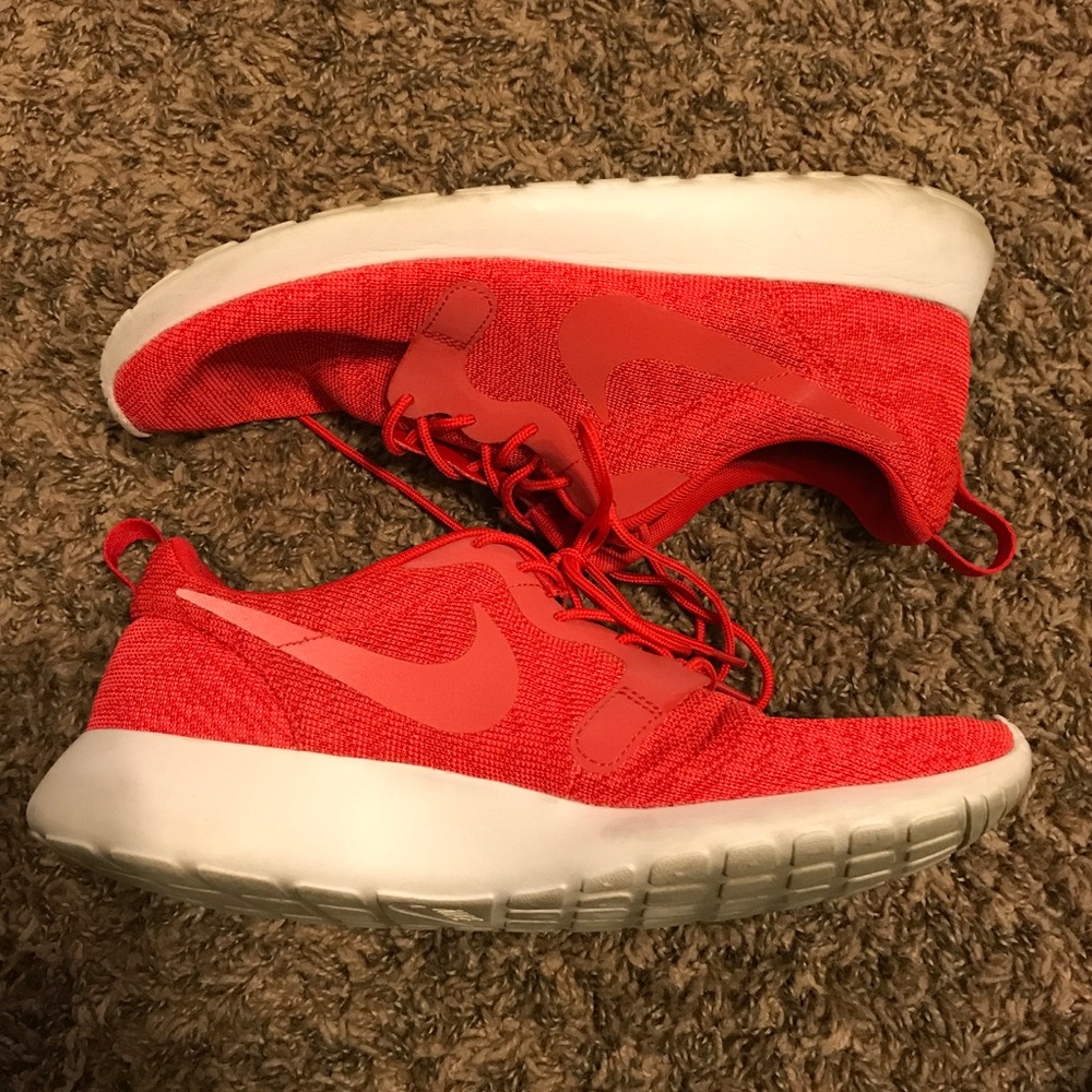 Red Nike Roshe Run