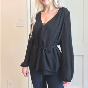 So adorable black shift shirt!