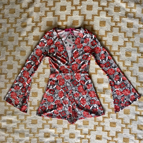 Boohoo Pants - ✨SALE✨Boohoo bell-sleeve retro printed romper NWT!