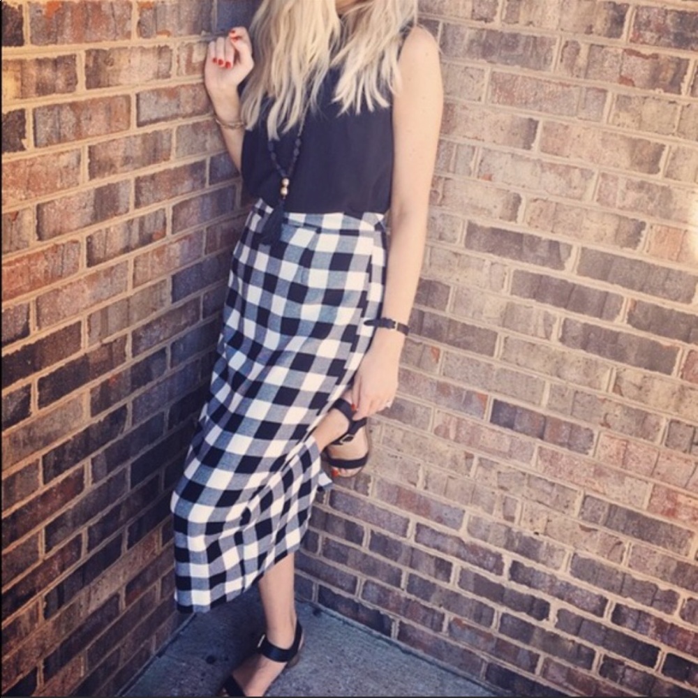 BLACK AND WHITE CHECKERED SKIRT