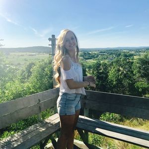 Meet your Posher, Elizabeth