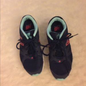 New balance tennis shoes