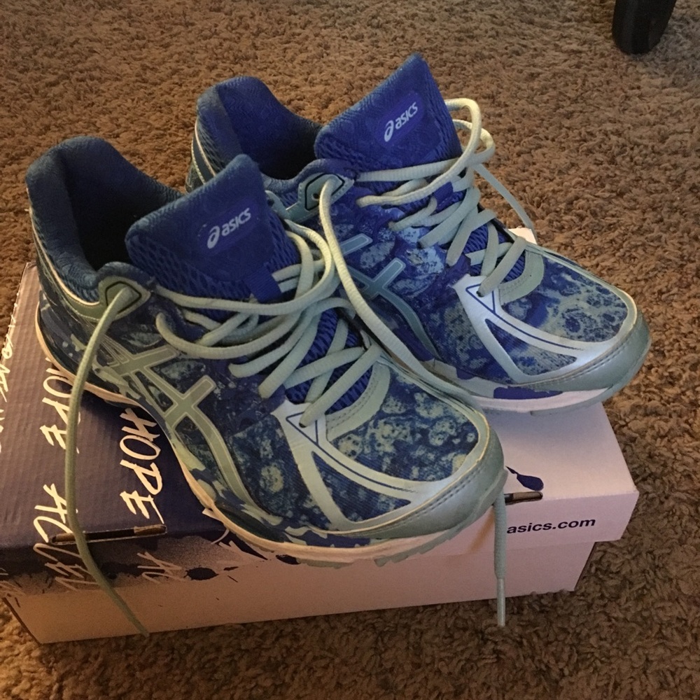 Women's tennis shoe