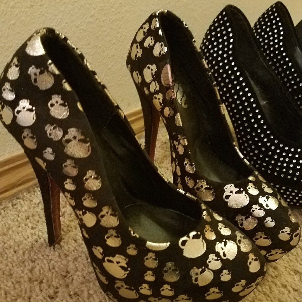 Brand new black&gold size 7 skull heels