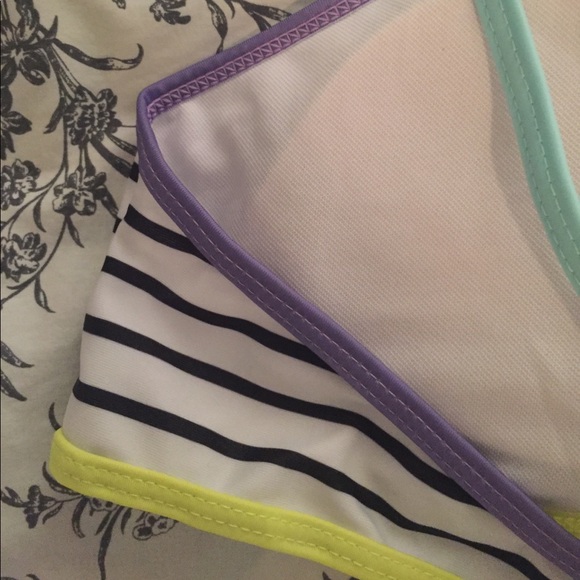 Black and white stripe bikini - Picture 3 of 4