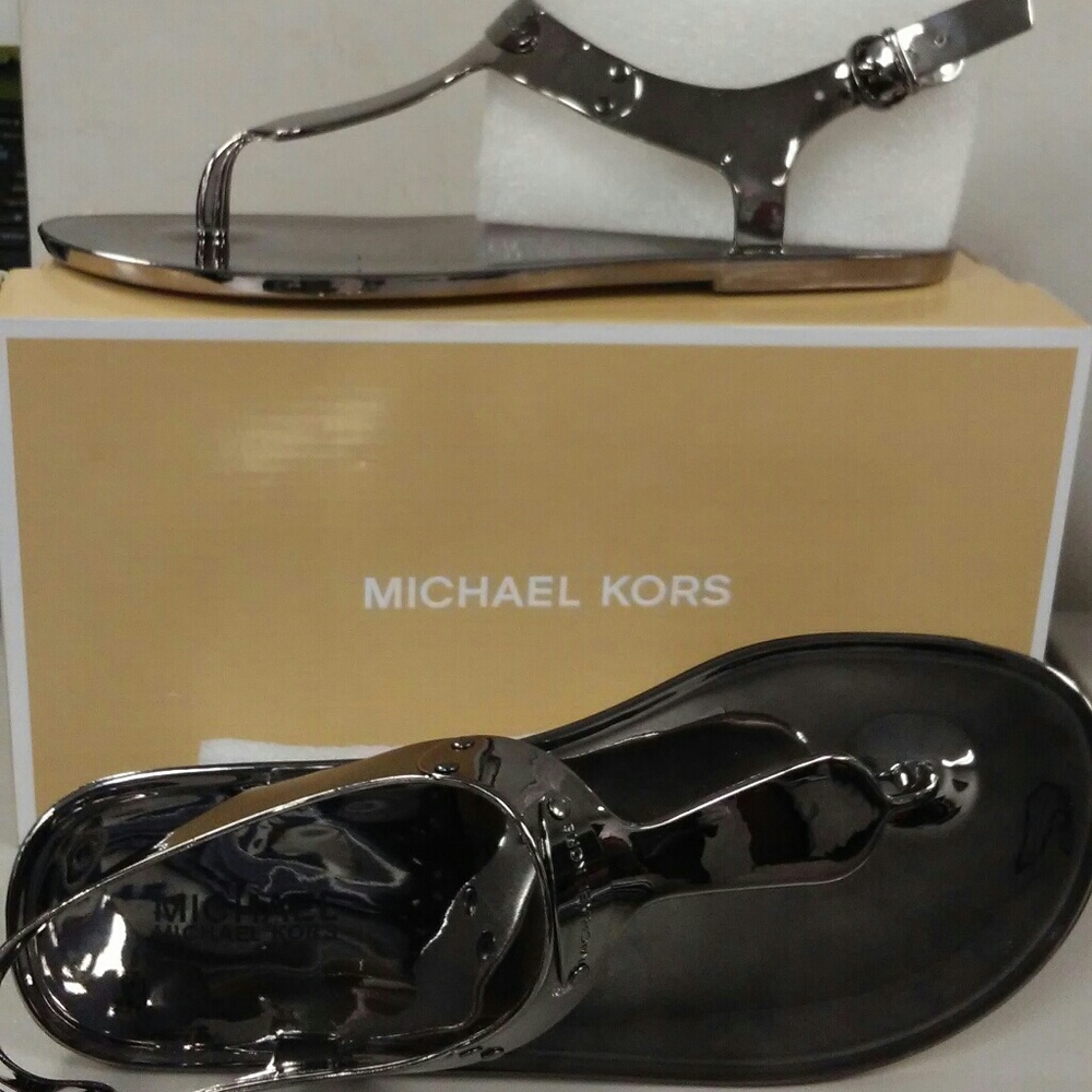 (WEEKEND SALE) 🔥🔥New Michael Kors Sandals Size 6