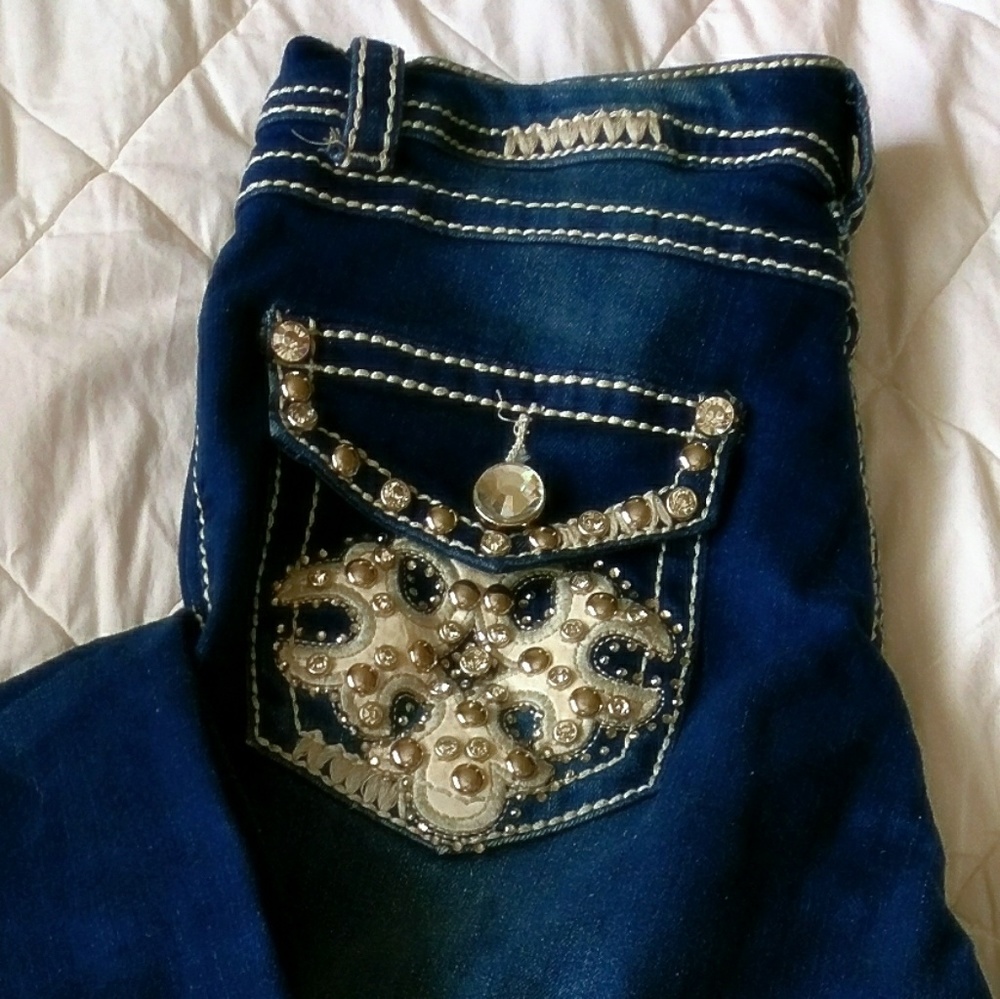Size 5 boot cut jeans, beautiful pockets!