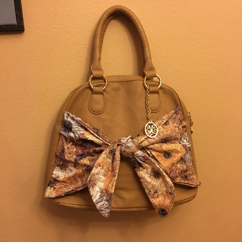 Brand new leather, bow design purse