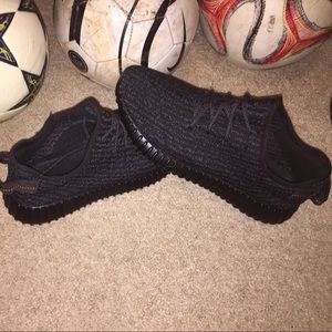 UA yeezy 350 pirate black