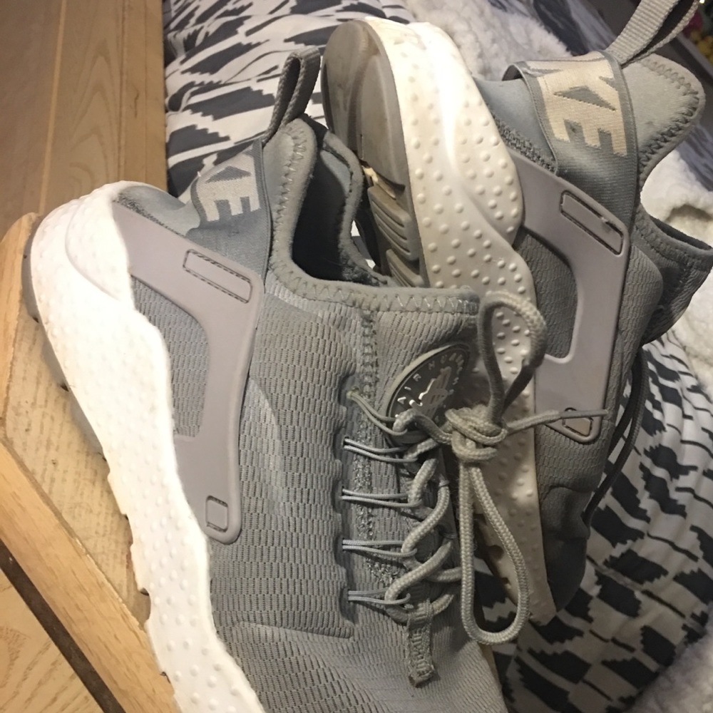 AIR HUARACHES BY NIKE grey and white