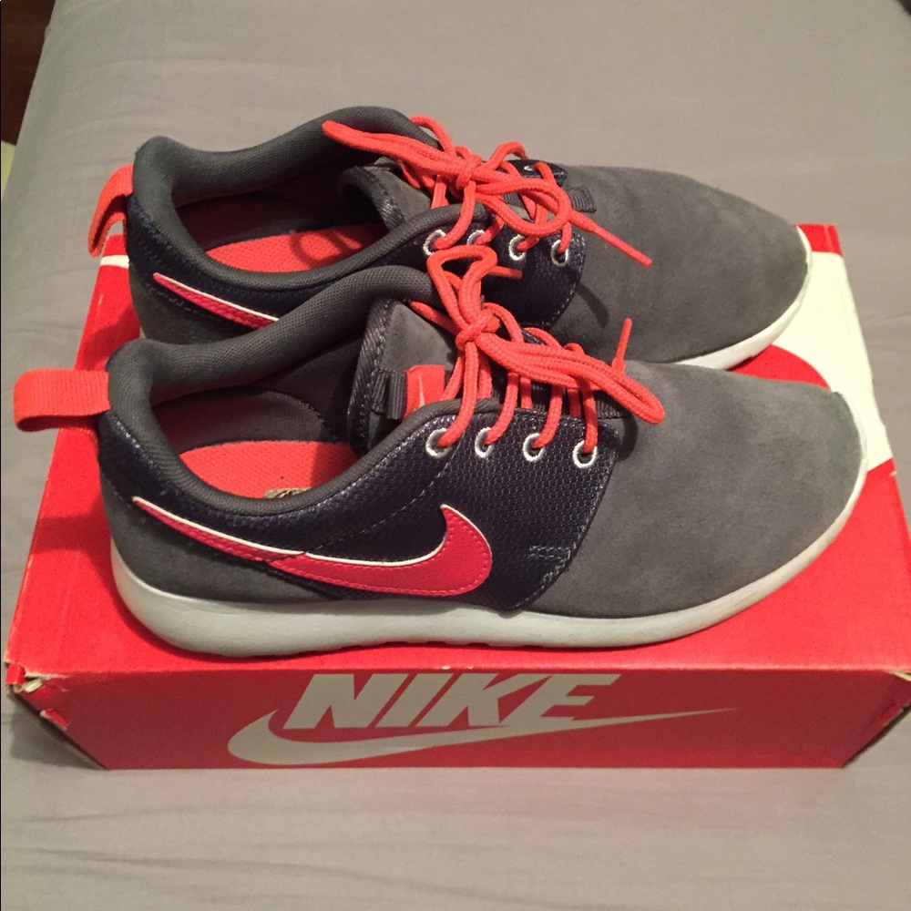 NIKE Rosherun (GS) size 3.5 Y