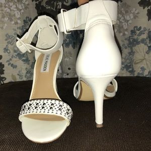 STEVE MADDEN White /silver heels!