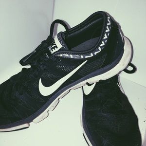 Black nike shoes