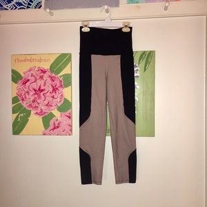 Geometric legging crop