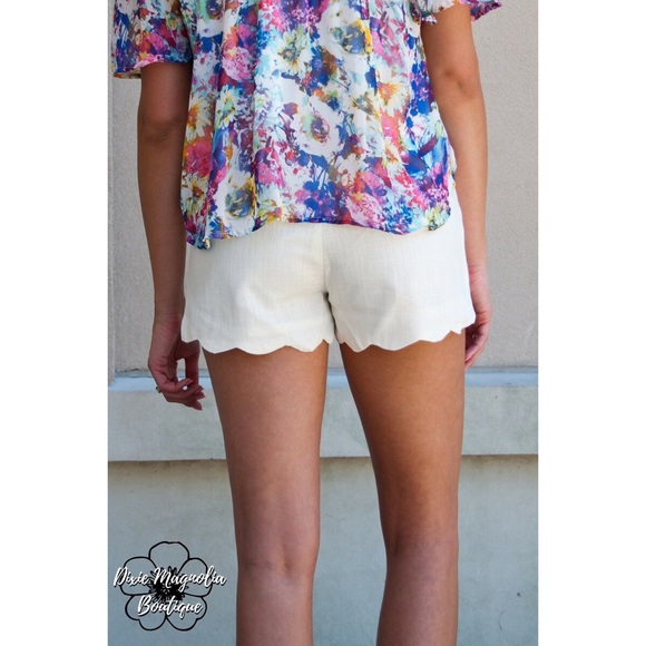 ❌SOLD OUT❌ Scalloped Edge White Shorts - Picture 2 of 3