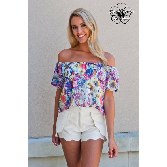 ❌SOLD OUT❌ Scalloped Edge White Shorts - Picture 3 of 3