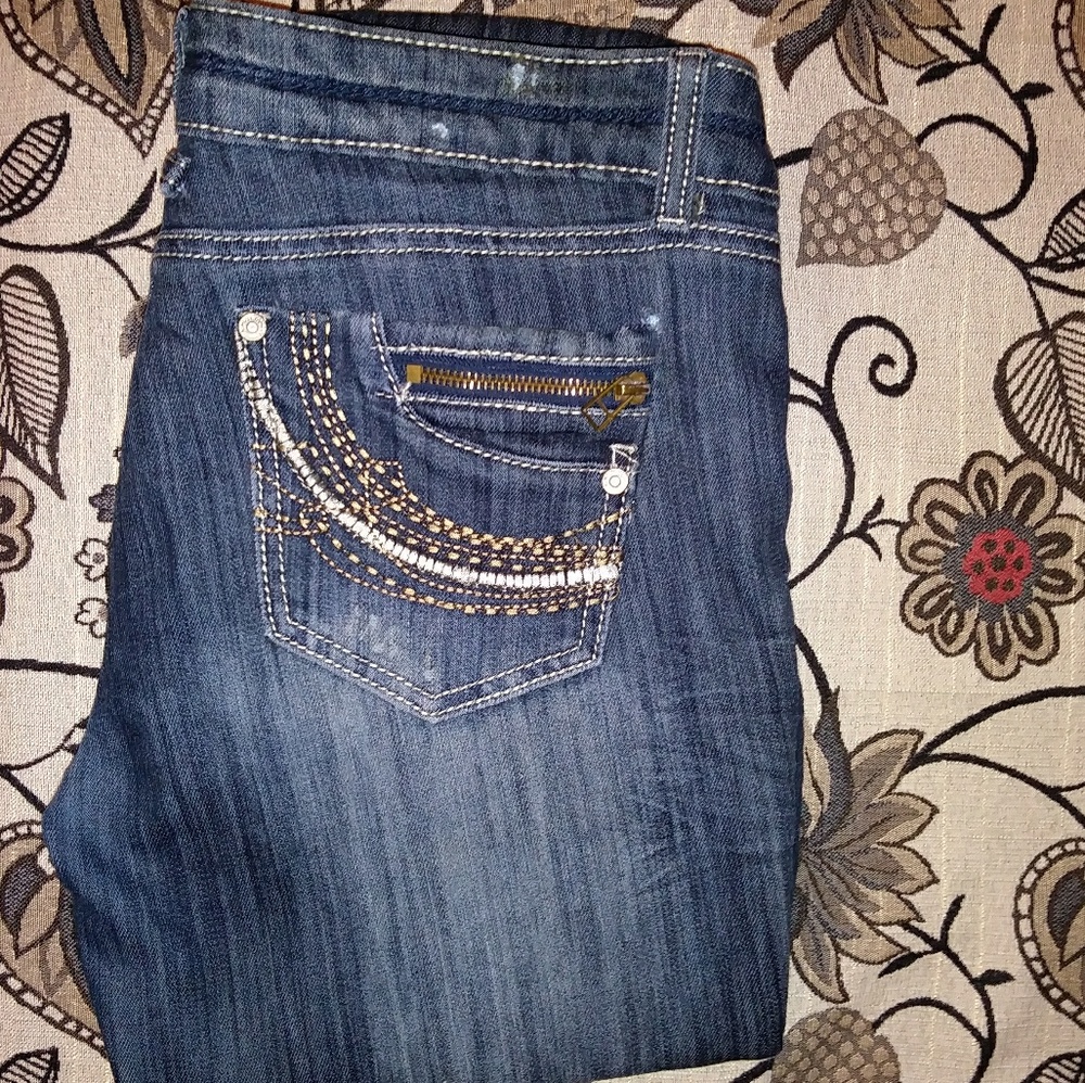 SOLD 🌟 Distressed Jeans 🌟