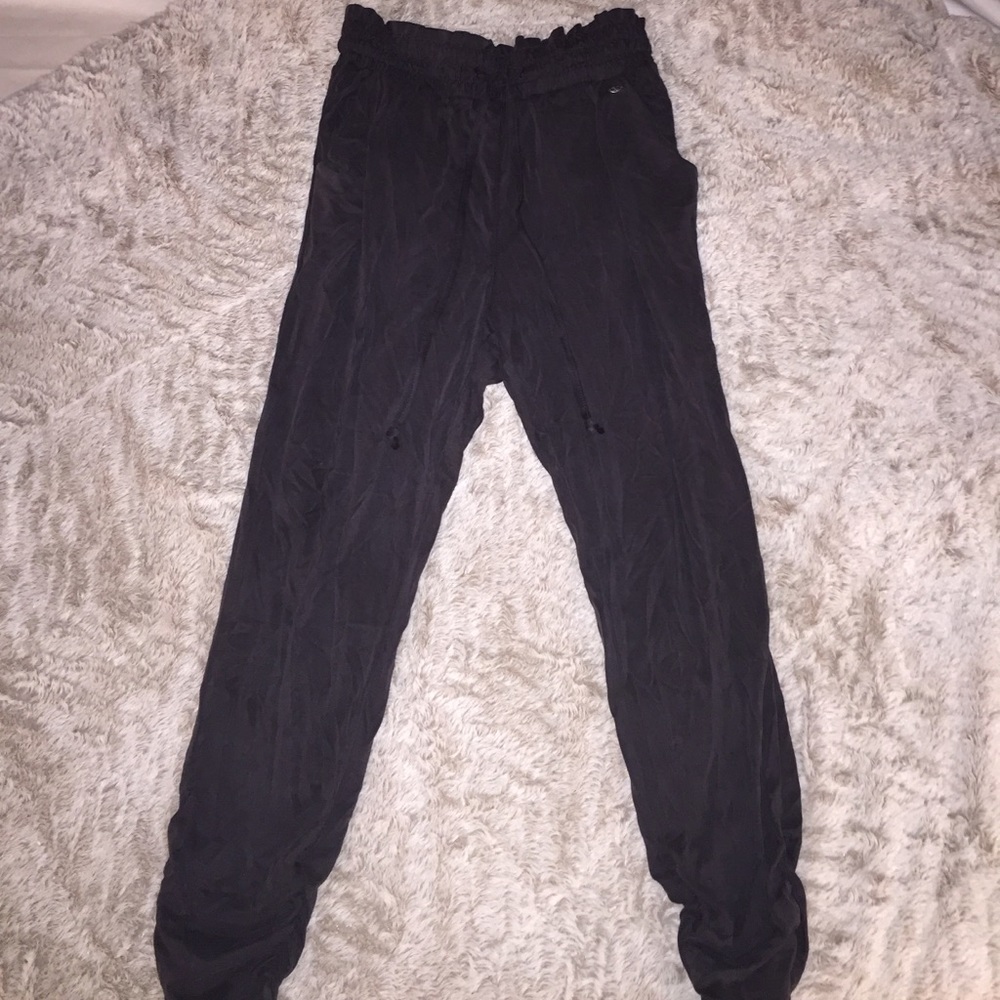 Like new dark grey American Eagle joggers