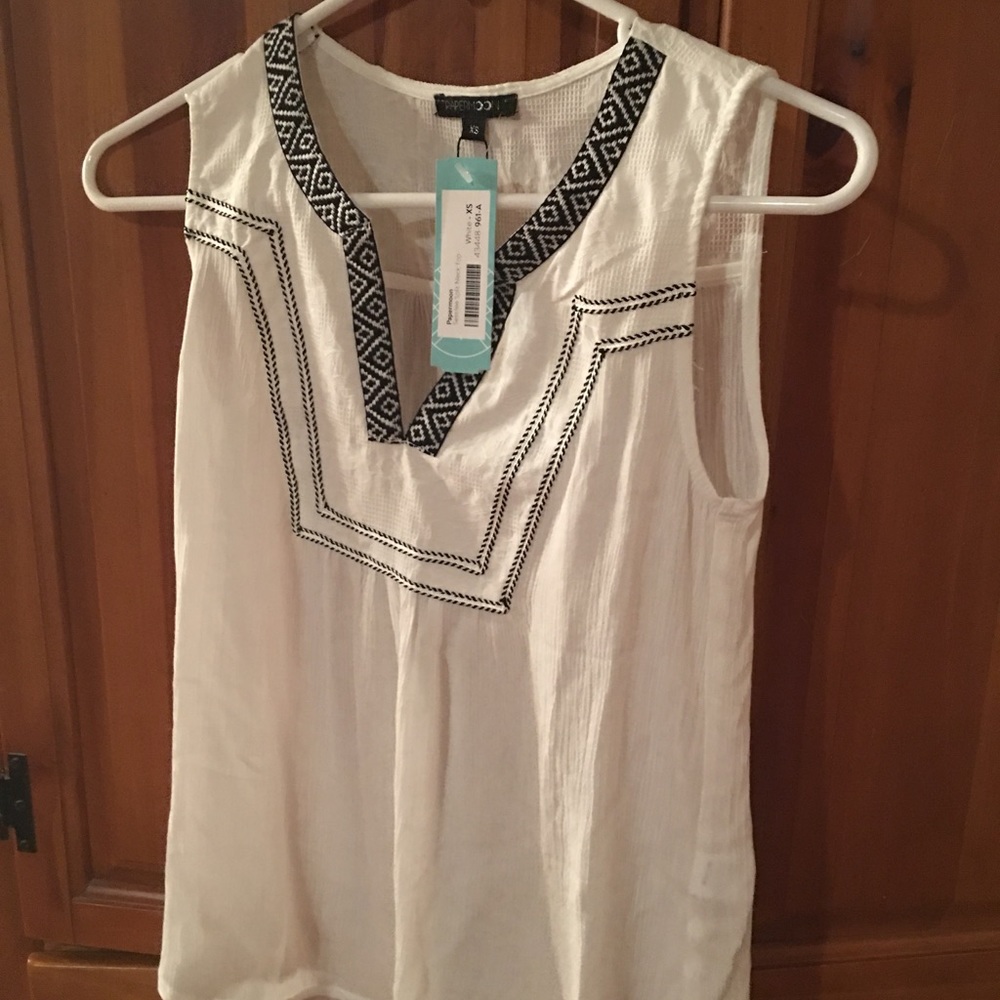 StitchFix NWOT sleeveless shirt - white with black