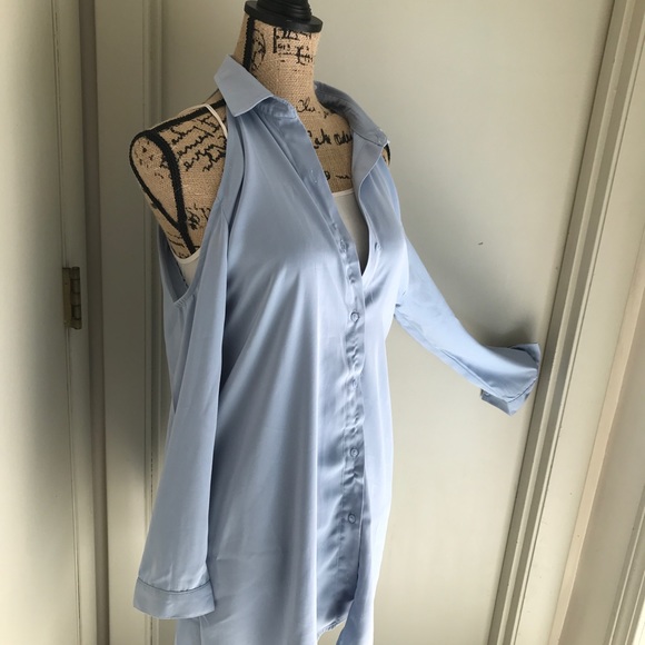 🌟 Cold Shoulder Button Down 🌟 - Picture 2 of 3