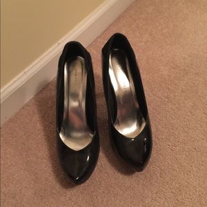 Black pumps