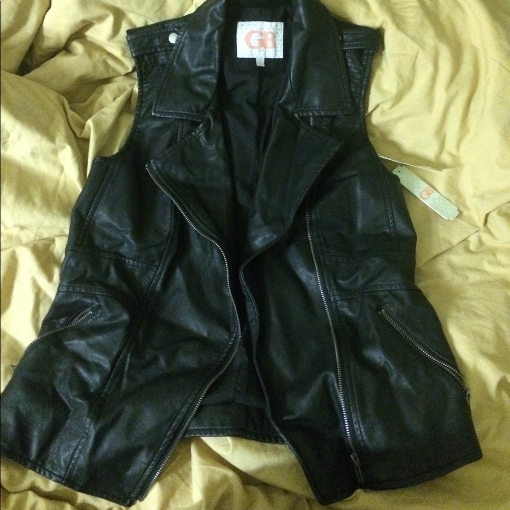 Gianni Bini sleeveless leather jacket with TAG