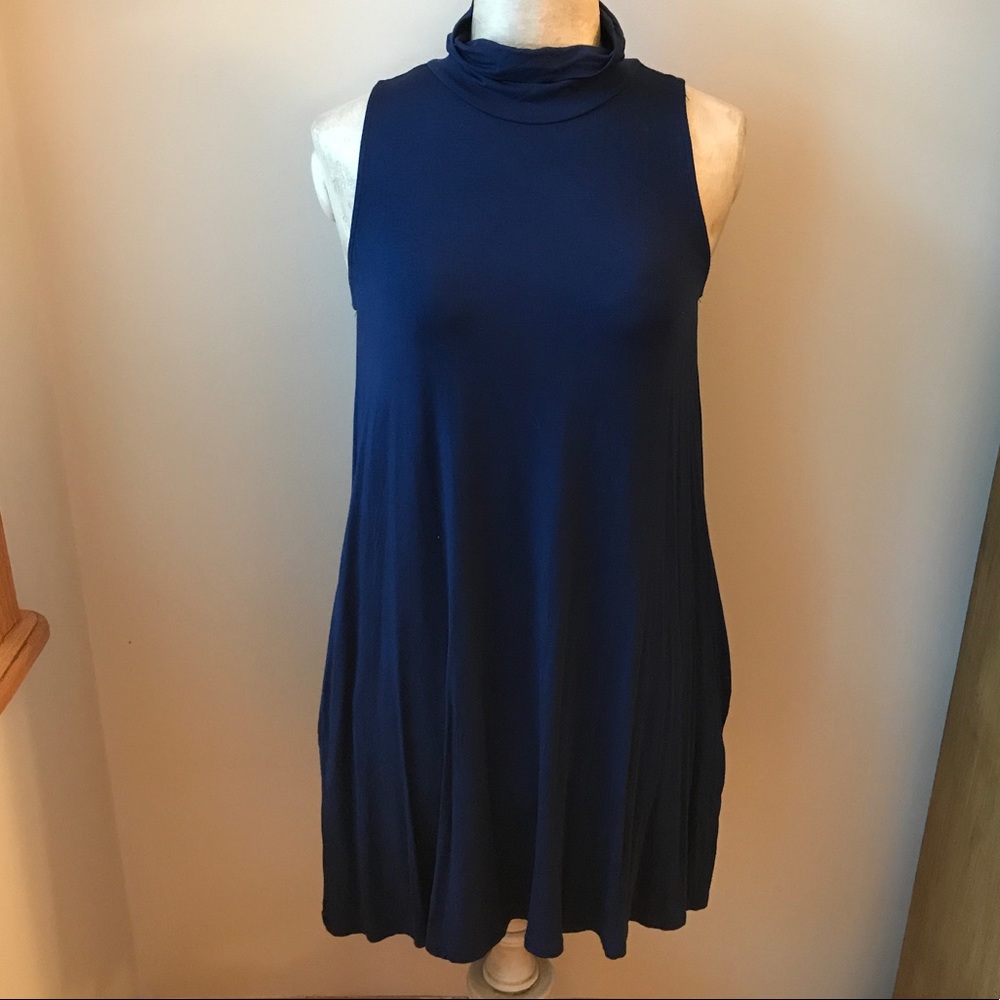 Francesca's sleeveless turtle neck dress w pockets