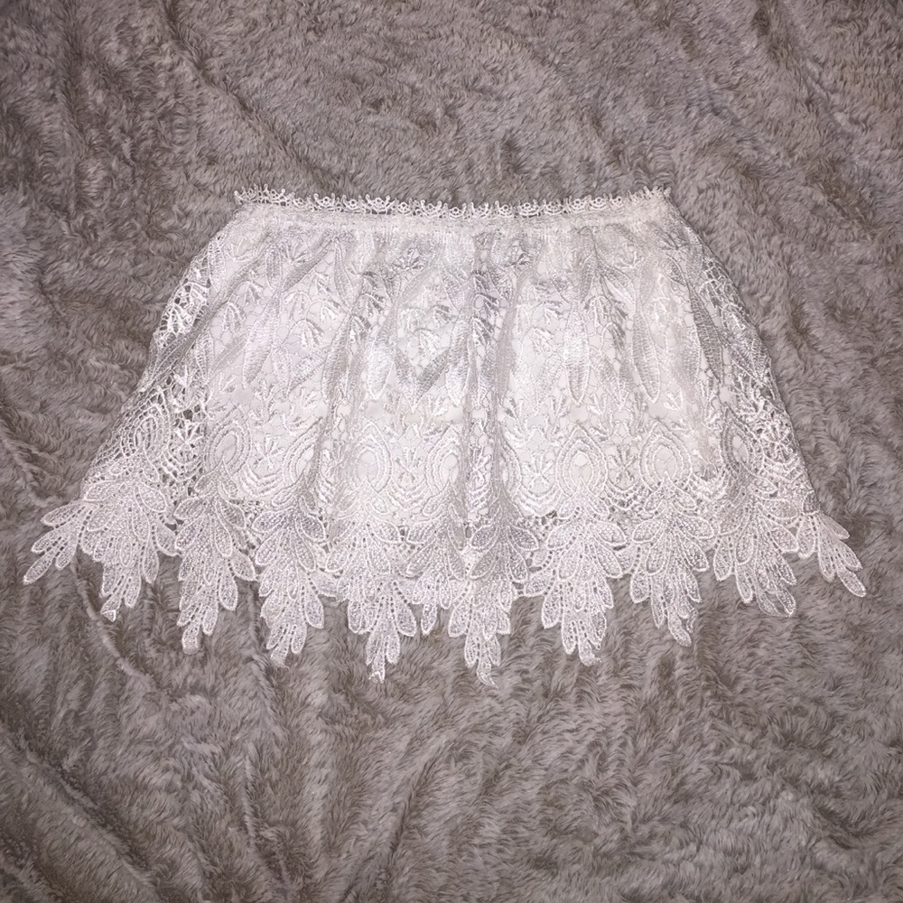 Never worn lace sleeveless crop top