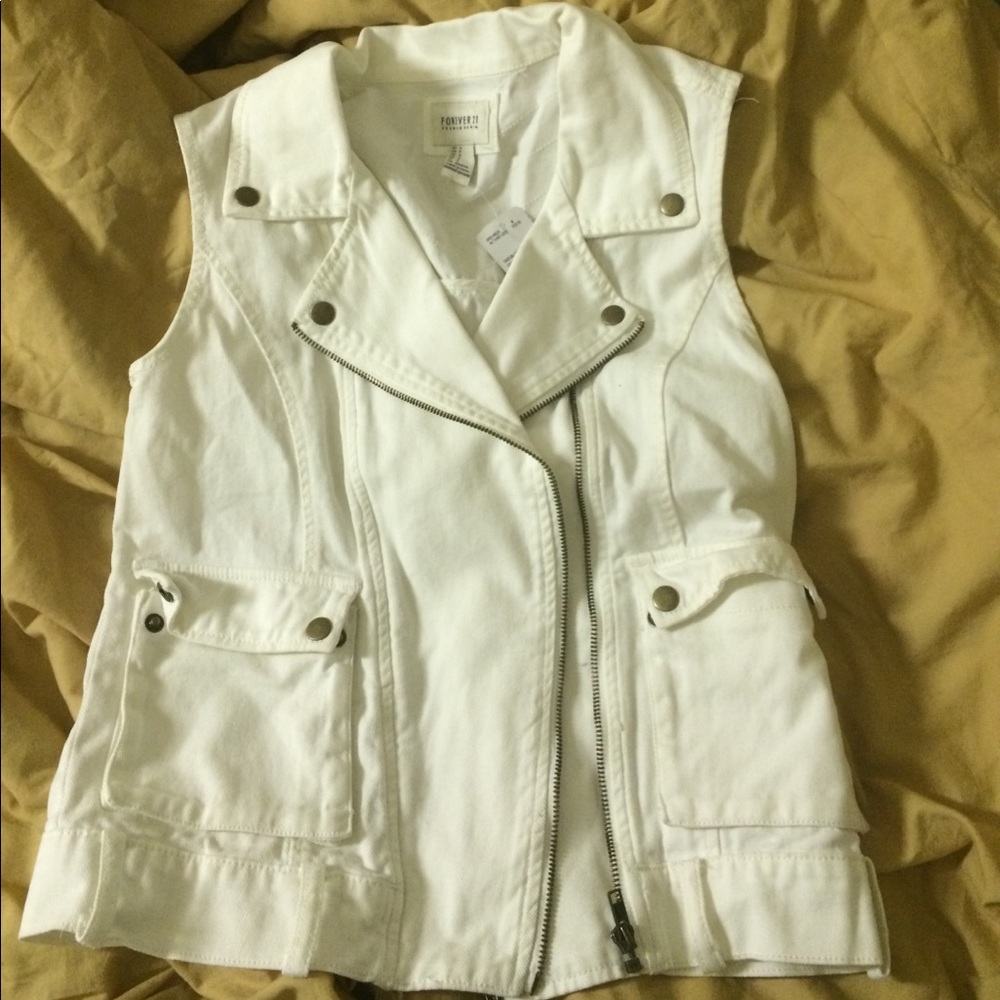 White sleeveless jacket with tag