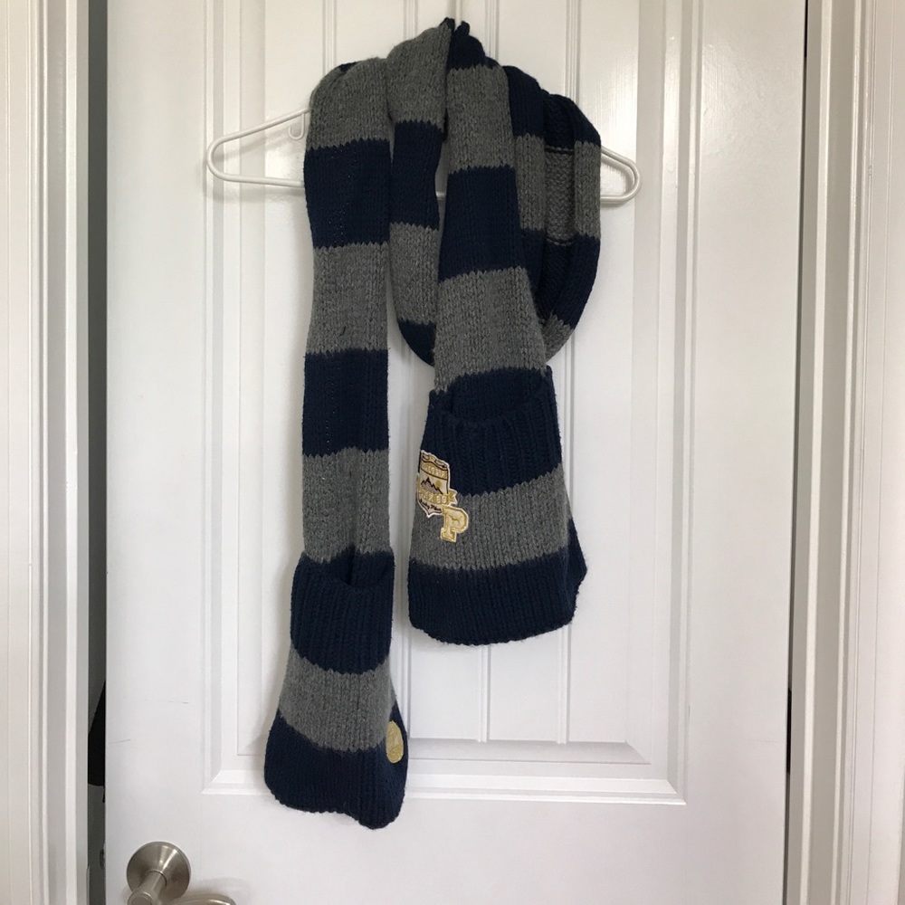 VS scarf with pockets
