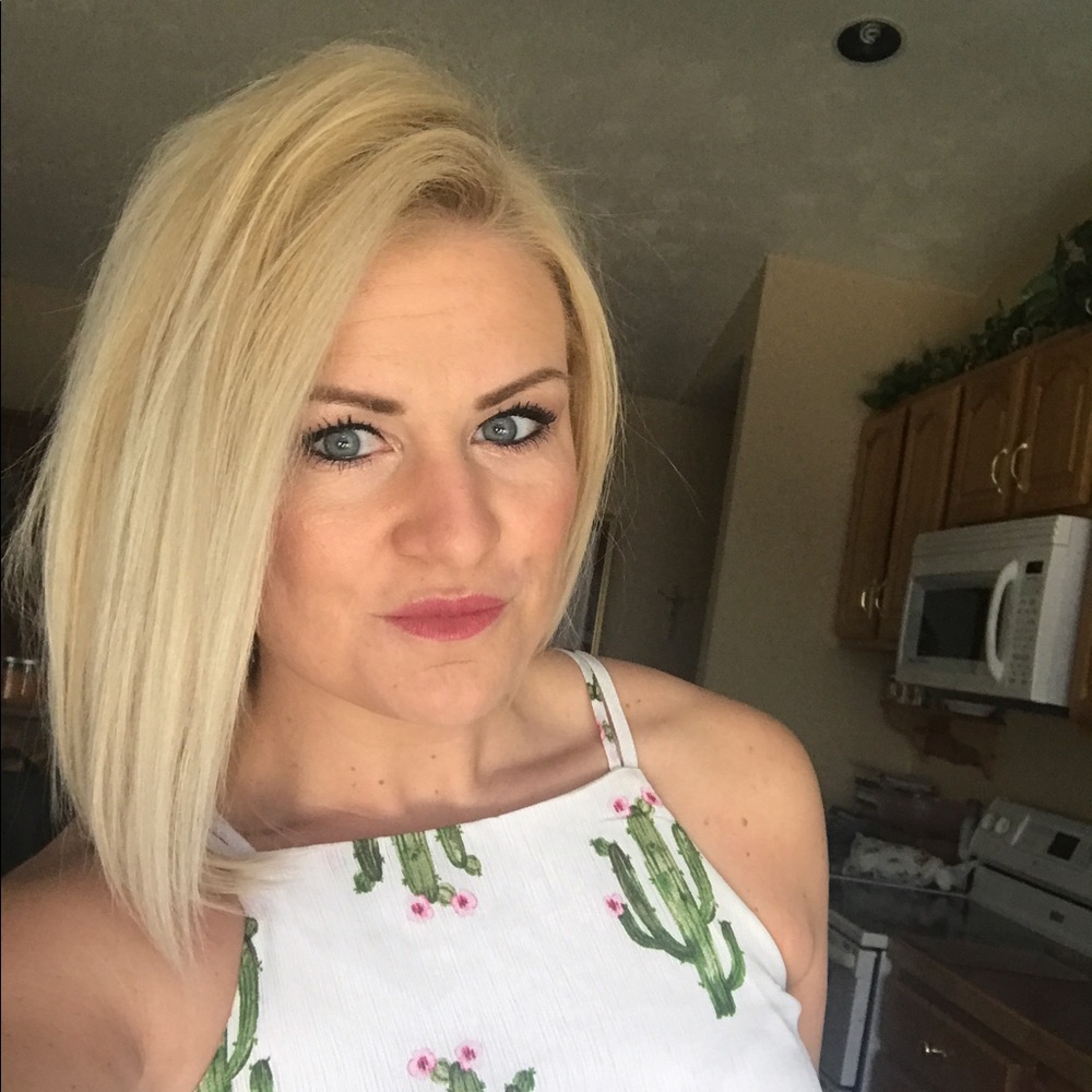 Hi, I'm a Posh Mentor! & Top-Rated Sharer & Seller