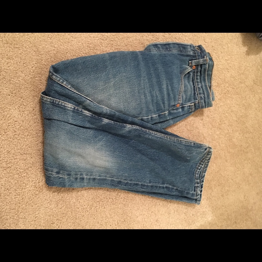 SUPER CUTE LEVI MOM JEANS!