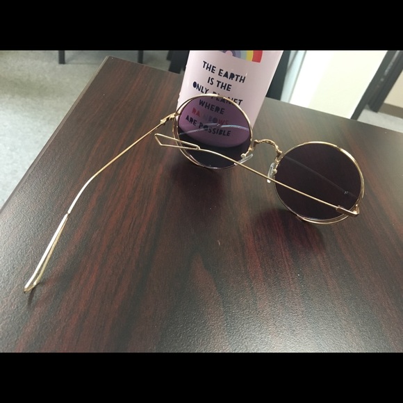Round goldrimmed sunglasses - Picture 2 of 3