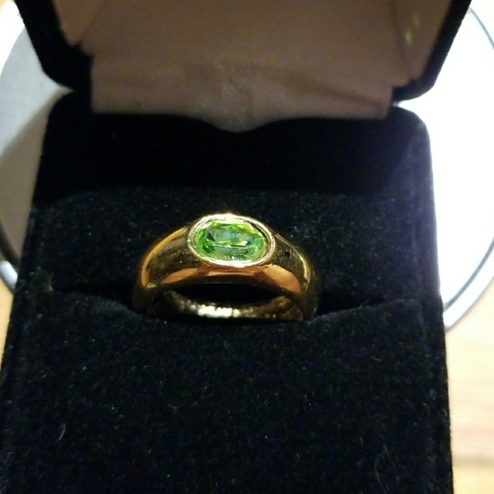 Emerald green stone gold ring