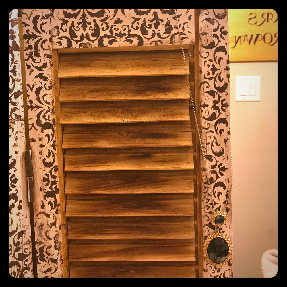 Emerald gem necklace with gold setting and chain.