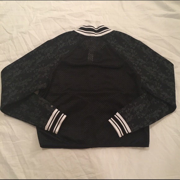 🆕 NWT Fabletics Tia Bomber Jacket - Picture 5 of 7