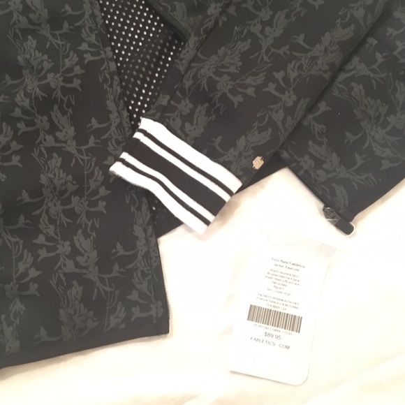 🆕 NWT Fabletics Tia Bomber Jacket - Picture 6 of 7