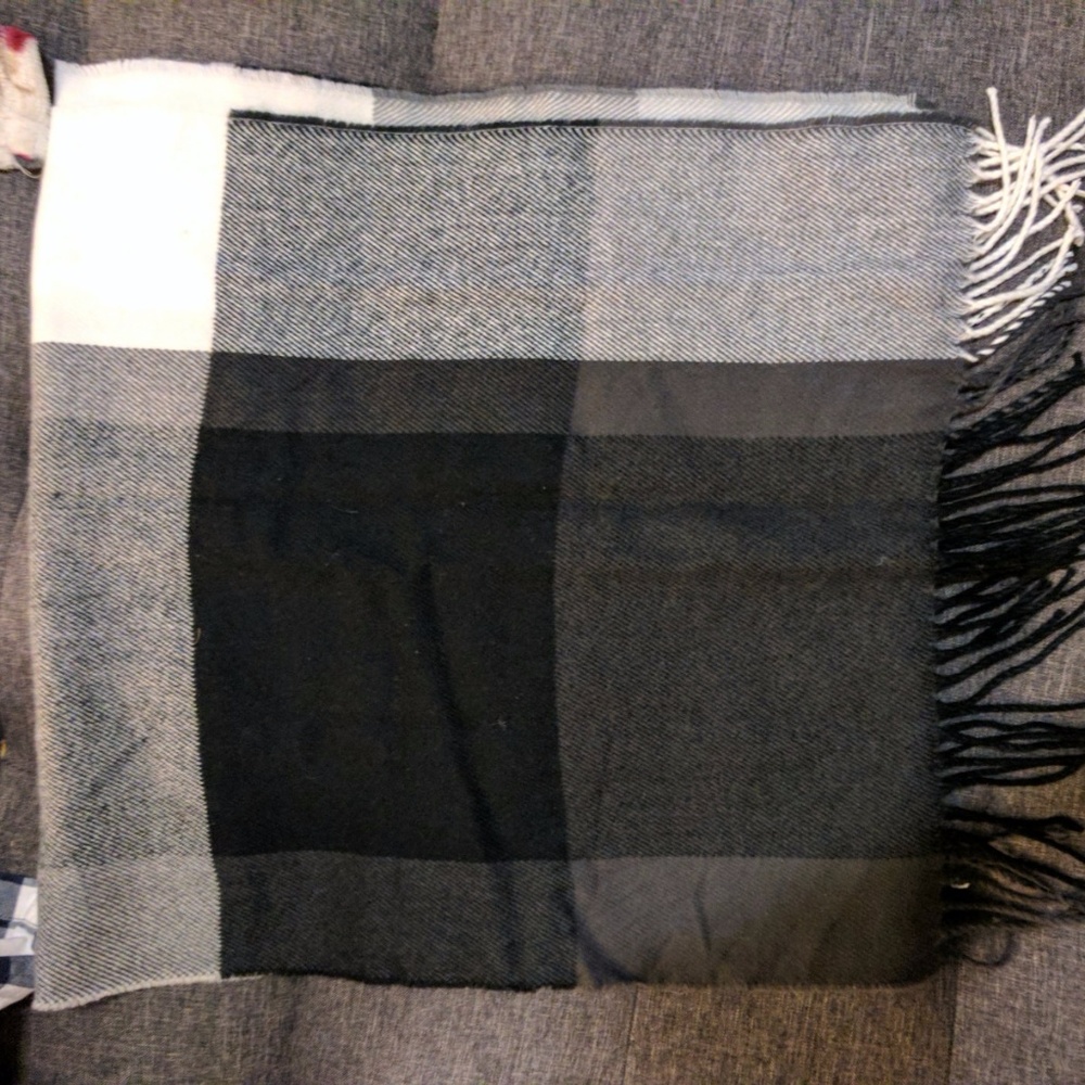 Express acrylic scarf