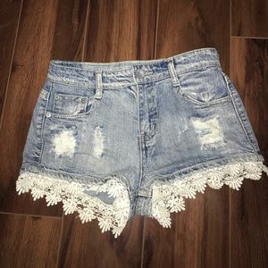 🌸Lace Trimmed Jean Shorts🌸