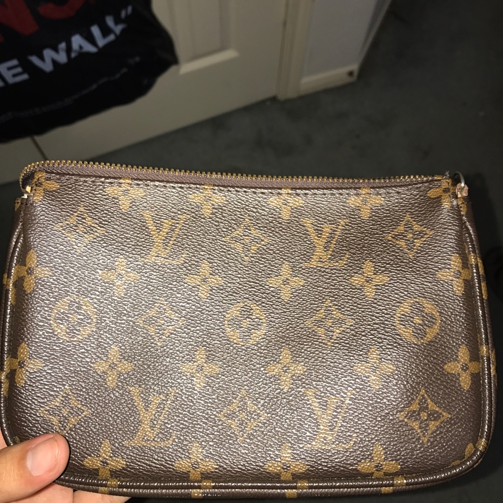 Louis Vuitton handbag (offer me)