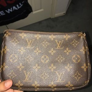 Louis Vuitton handbag (offer me)