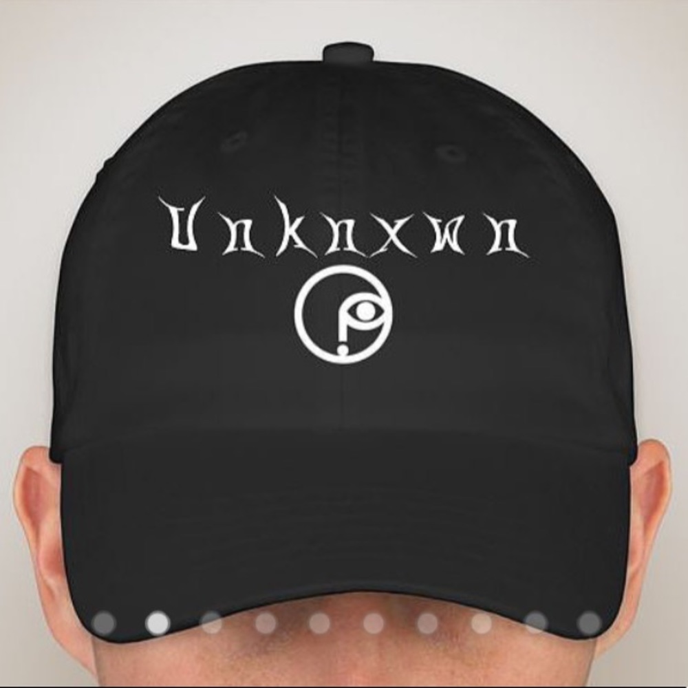 Black "Unknxwn" hat